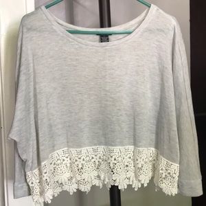 Crop top with lace.